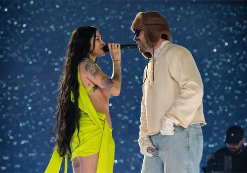 Bad Bunny canta con Cazzu Bad Bunny canta con Cazzu