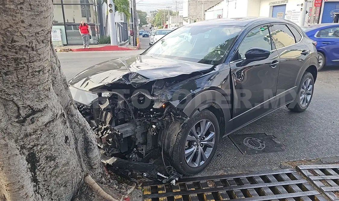 La camioneta hizo el corte de circulación al incorporarse. Ulises Villalobos / CP