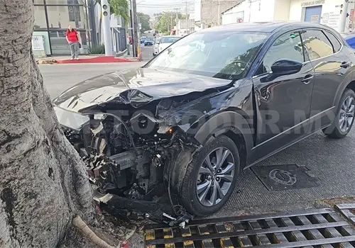 Semaforazo deja a dos jóvenes graves Semaforazo deja a dos jóvenes graves