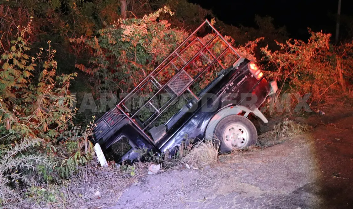 Después de recibir el golpe, la pick up se fue a un barranco. Osman Toledo / CP