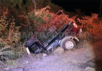Invade carril contrario y provoca fuerte accidente Invade carril contrario y provoca fuerte accidente