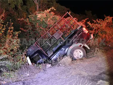 Invade carril contrario y provoca fuerte accidente Invade carril contrario y provoca fuerte accidente