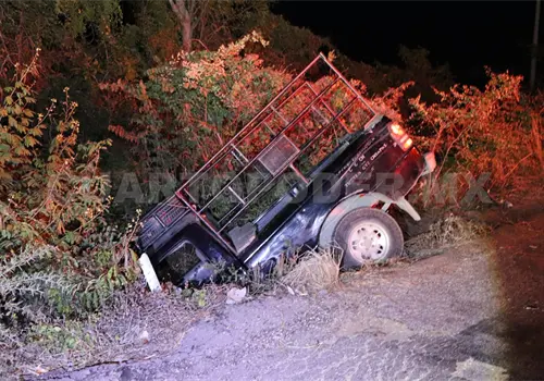 Invade carril contrario y provoca fuerte accidente Invade carril contrario y provoca fuerte accidente