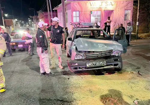 Se estrellan en cruce por no respetar el paso Se estrellan en cruce por no respetar el paso