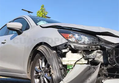 Choque entre particular y taxi salda con daños Choque entre particular y taxi salda con daños
