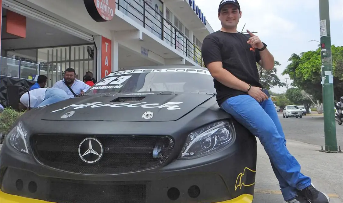 Paulo Roqueñí convivió con aficionados durante la firma de autógrafos, en la sede de su nuevo patrocinador. Cortesía
