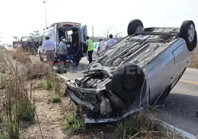 Vuelca compacto al chocar en una pick up Vuelca compacto al chocar en una pick up
