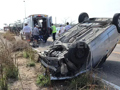Vuelca compacto al chocar en una pick up Vuelca compacto al chocar en una pick up