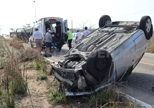 Vuelca compacto al chocar en una pick up
