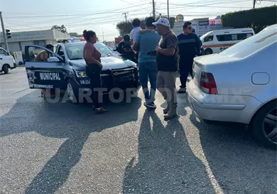 Polic&iacute;as se estrellan al ir a brindar auxilio