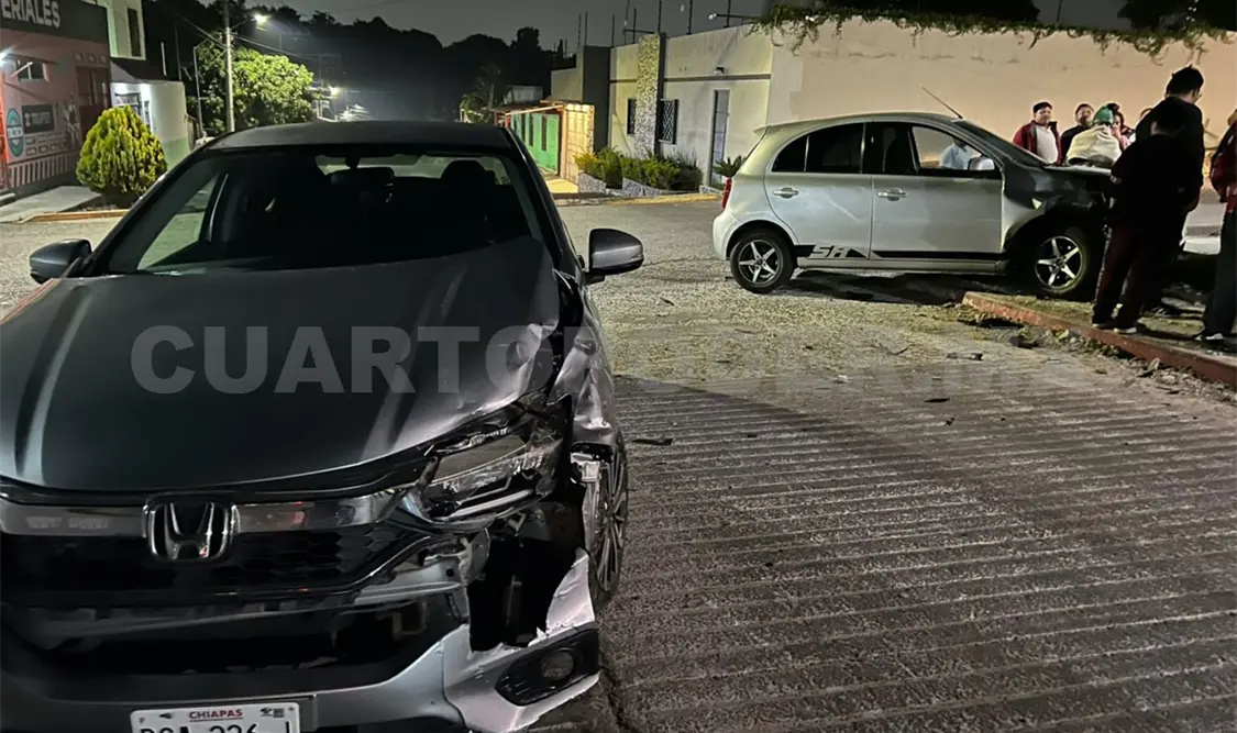 En uno de los encontronazos, un Honda Civic y un Nissan March estuvieron involucrados. Juan Orel / CP