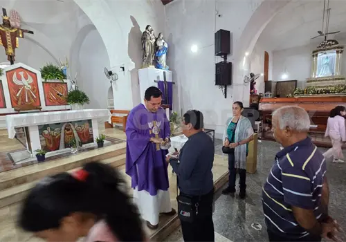 Cat&oacute;licos acuden al Mi&eacute;rcoles de Ceniza