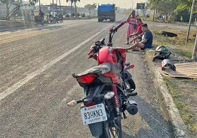 Moto impacta a bicicleta; hay dos heridos leves