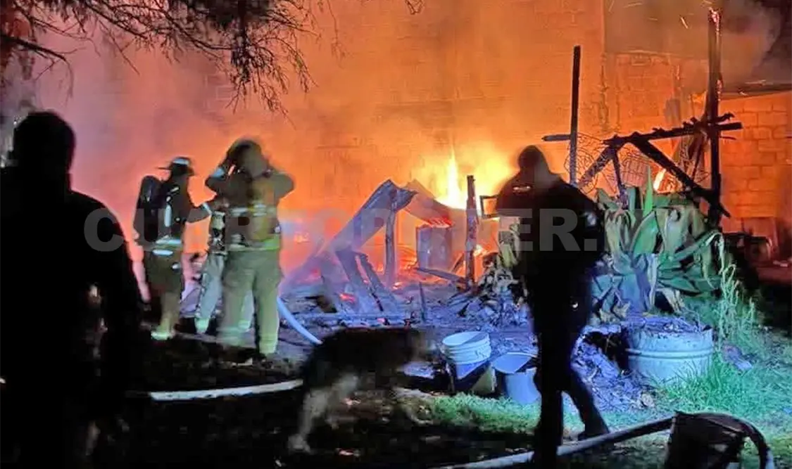 Se desconocen las causas del siniestro que calcinó un hogar hecho con madera y lámina. Manuel Martínez / CP