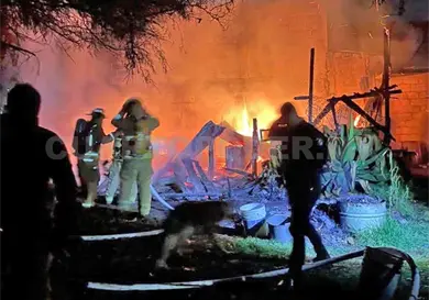 Fuego consume vivienda en colonia Rancho San Nicol&aacute;s