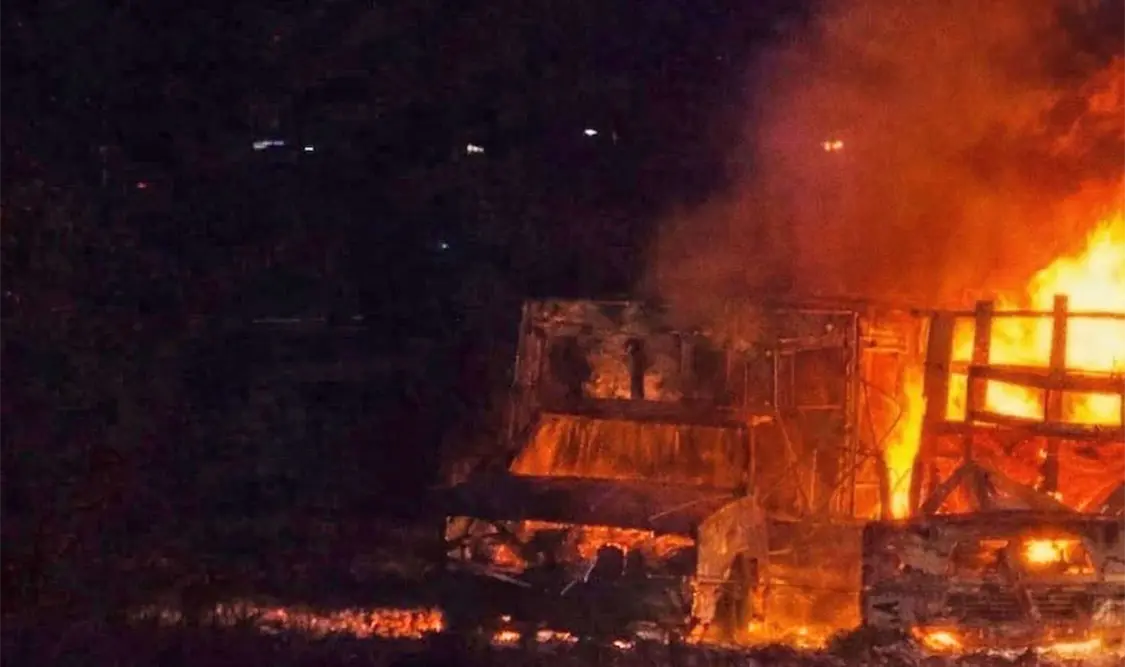 Explotan dos camionetas huachicoleras en Tlahuelilpan