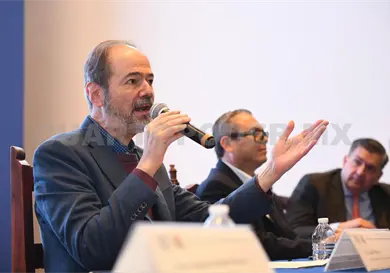 Presenta Juan Villoro su libro "No soy un robot"