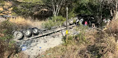 Vuelca tráiler que llevaba toneladas de sacos de cemento Vuelca tráiler que llevaba toneladas de sacos de cemento