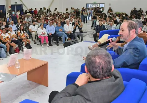 Jóvenes sostienen ncuentro con el escritor Juan Villoro Jóvenes sostienen ncuentro con el escritor Juan Villoro