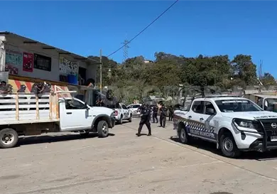 Cinco polic&iacute;as heridos tras desalojo carretero