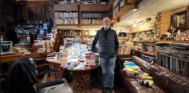 Luis de Tavira vive entre libros Luis de Tavira vive entre libros