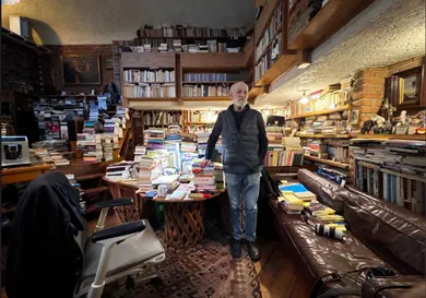 Luis de Tavira vive entre libros Luis de Tavira vive entre libros