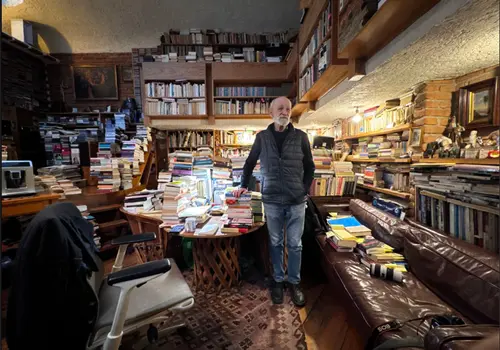 Luis de Tavira vive entre libros Luis de Tavira vive entre libros