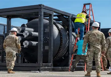El Pent&aacute;gono traslada por aire un reactor nuclear