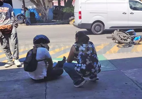 Le cortan la circulaci&oacute;n y se estampa en auto