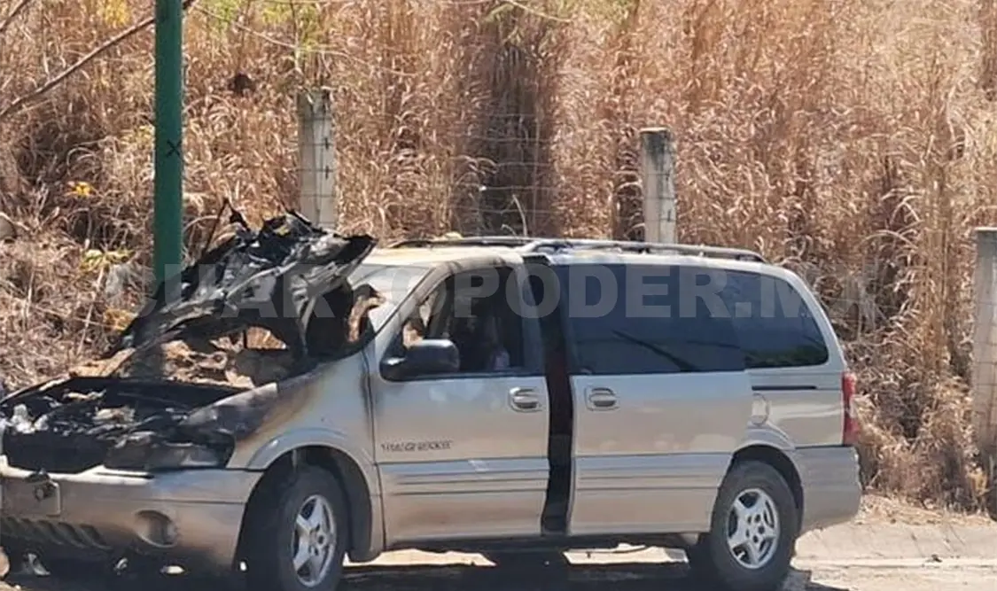 La vagoneta presentó severos daños en la parte frontal. Ulises Villalobos / CP