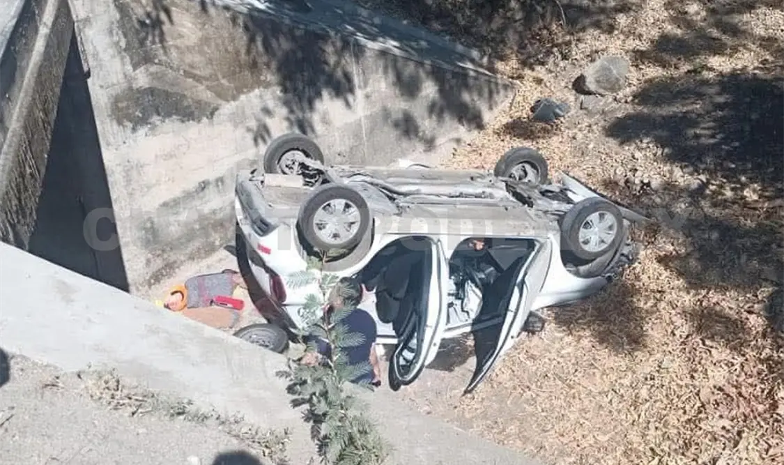 La unidad estaba con las llantas hacia arriba. Cortesía