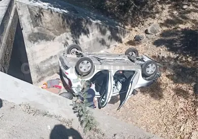 Termina volcando bajo puente en la Costera