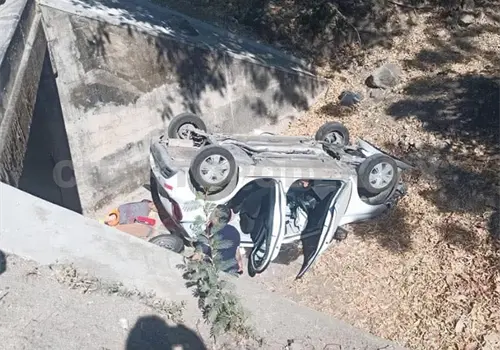 Termina volcando bajo puente en la Costera