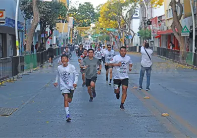 Participan en carrera conmemorativa
