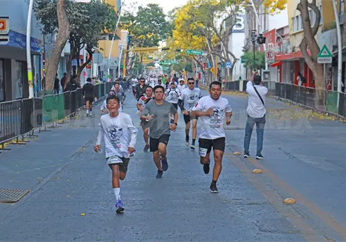 Participan en carrera conmemorativa