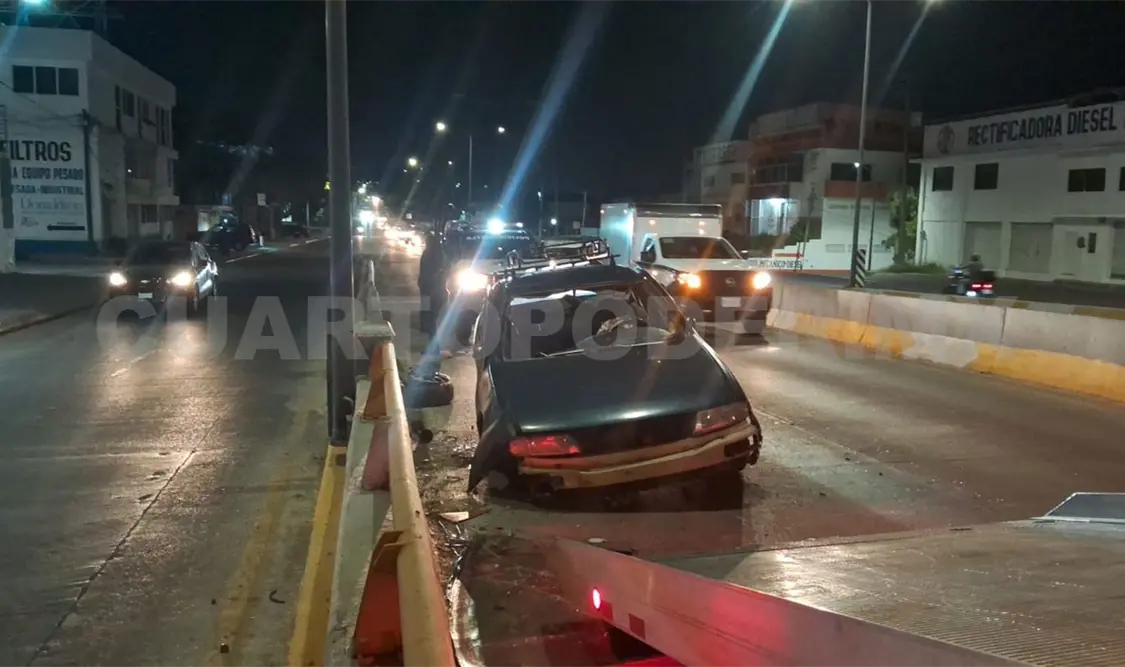 Al perder el control del volante se estrelló en la contención del puente vehicular. Ulises Villalobos / CP