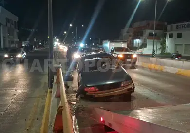 Sed&aacute;n colisiona en muro de contenci&oacute;n