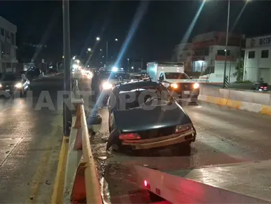 Sedán colisiona en muro de contención Sedán colisiona en muro de contención