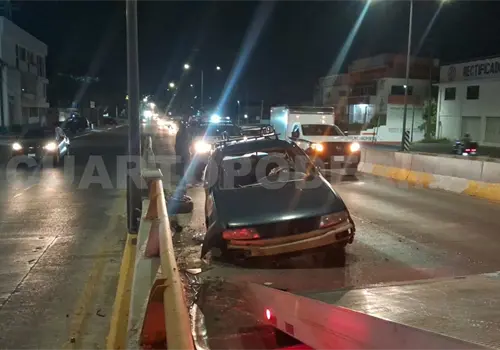 Sed&aacute;n colisiona en muro de contenci&oacute;n