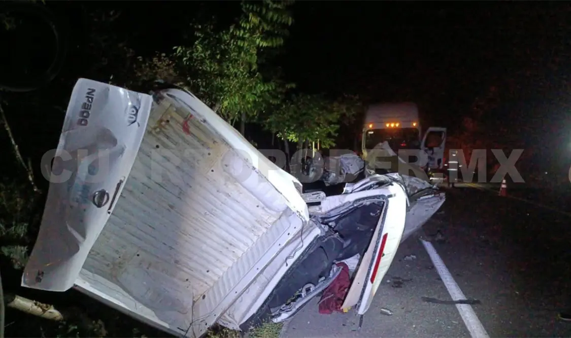 La unidad particular estaba completamente destruida por el encontronazo contra el vehículo de carga en la autopista. Cortesía