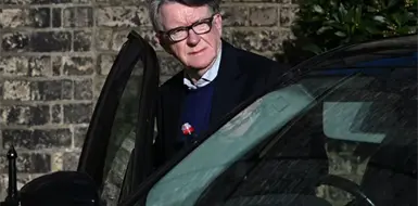 Arrestan a exembajador británico por caso Epstein Arrestan a exembajador británico por caso Epstein