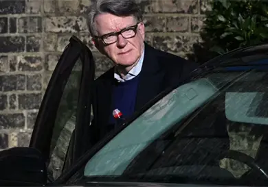 Arrestan a exembajador brit&aacute;nico por caso Epstein