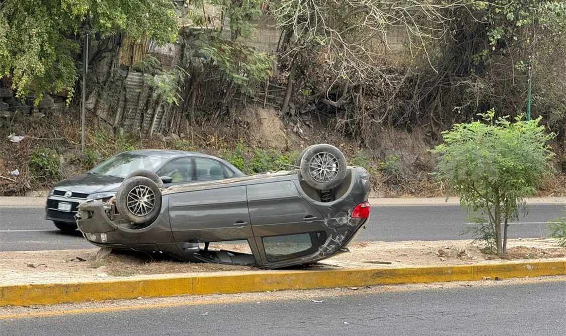 La unidad se encontraba sobre el toldo y con las llantas al aire. Ulises Villalobos / CP