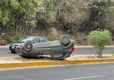 Vuelca automóvil; una menor de edad herida Vuelca automóvil; una menor de edad herida