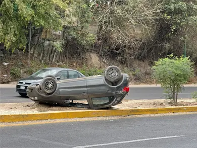 Vuelca automóvil; una menor de edad herida Vuelca automóvil; una menor de edad herida