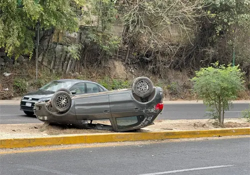 Vuelca automóvil; una menor de edad herida Vuelca automóvil; una menor de edad herida