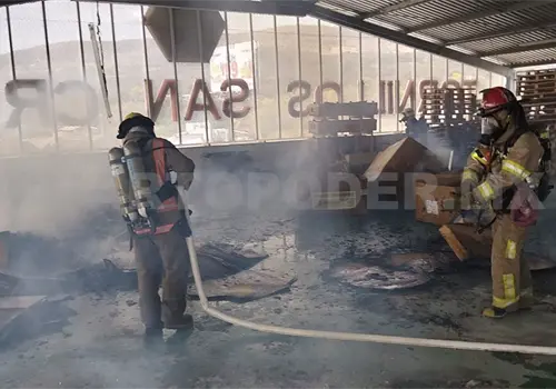 Arde bodega de tornillos y moviliza a los bomberos Arde bodega de tornillos y moviliza a los bomberos