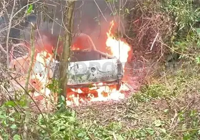 Pick up sale del camino y termina incendiada Pick up sale del camino y termina incendiada