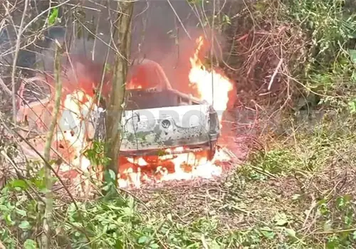 Pick up sale del camino y termina incendiada Pick up sale del camino y termina incendiada