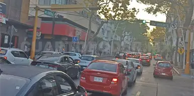 Marchan también los Didis y Uber por avenida Marchan también los Didis y Uber por avenida